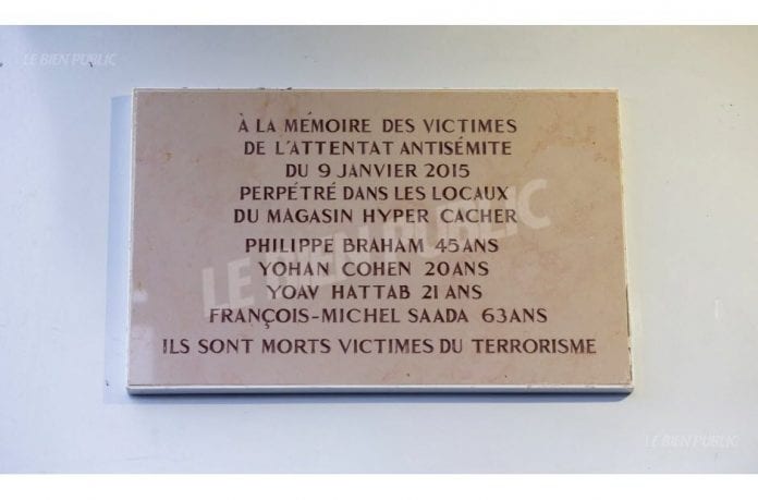 la-plaque-devant-l-hyper-cacher-a-ete-devoilee-le-5-janvier-par-francois-hollande-afp-1462194398