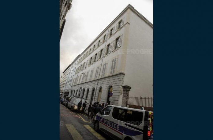 une-trentaine-de-gilets-jaunes-s-est-rassemble-devant-l-entree-de-la-banque-rothschild-de-lyon-situee-au-27-rue-auguste-comte-deux-fourgons-de-police-etaient-presents-photo-maxime-jegat-1547122921