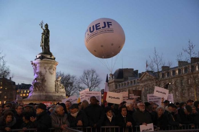 7796993980_rassemblement-contre-l-antisemitisme-a-paris-le-19-fevrier-2019_869_580