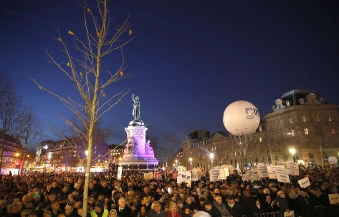 830x532_des-milliers-de-personnes-se-sont-rassemblees-place-de-la-republique-a-paris-mardi-19-fevrier-pour-s