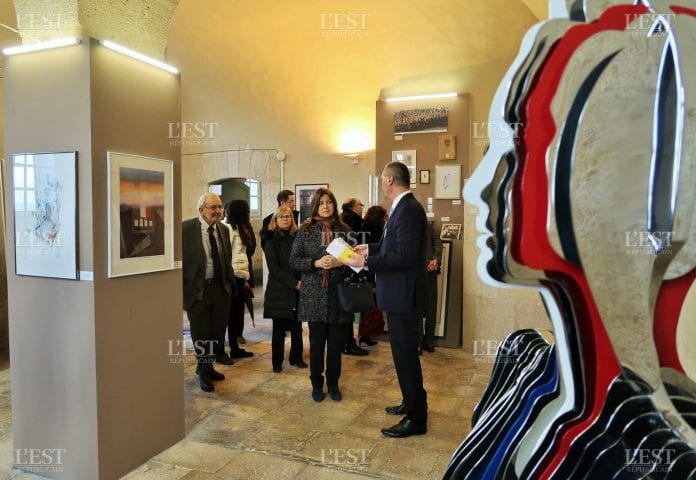 aliza-bin-noun-a-visite-l-exposition-du-centre-mondial-de-la-paix-photo-er-1549957138
