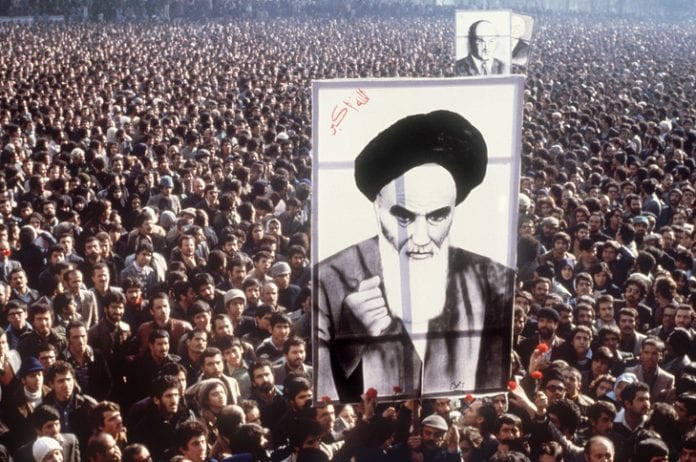 manifestation-Teheran-1er-janvier-1979-contre-Iran-protestataires-brandissent-portrait-ayatollah-Khomeiny_0_729_484