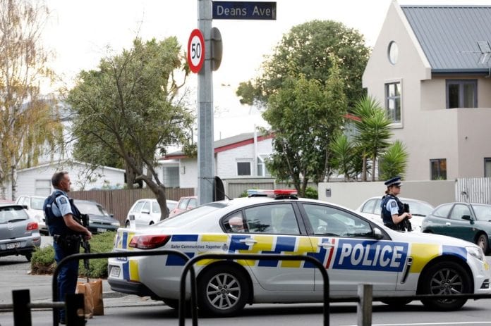 7797216569_des-polices-a-christchurch-ou-un-terroriste-a-tue-49-personnes-dans-deux-mosquees