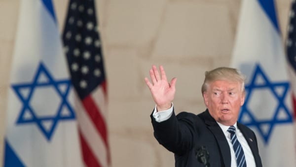 Donald-Trump-salue-devant-les-drapeaux-US-Israël-YS