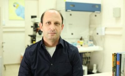 NoamShomron-in-lab-Photo-by-Sion-Ninio-2-500x333-400x242