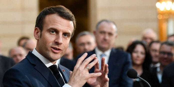 emmanuel-macron-a-souhaite-un-bon-retablissement-a-la-septuagenaire-blessee-a-nice-tout-en-estimant-qu-une-personne-fragile-n-aurait-pas-du-se-rendre-sur-un-perimetre-interdit