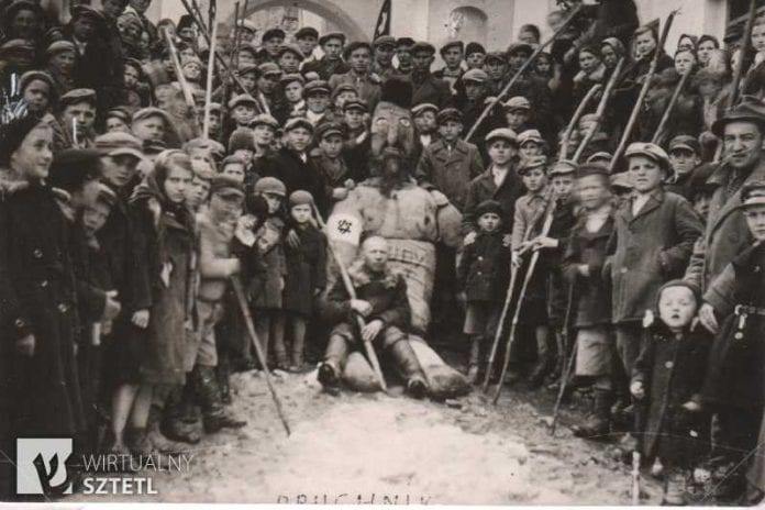 Hanging-the-Judas-puppet-on-Holy-Week-probably-not-earlier-than-1941_800_533