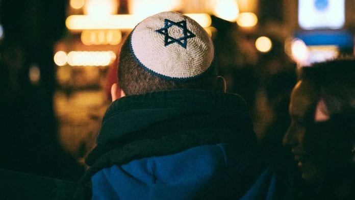 20-000-personnes-se-sont-reunies-contre-l-antisemitisme-sur-la-place-de-la-republique-dans-le-xie-arrondissement-de-paris-mardi-19-fevrier_6154266