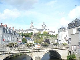 280px-Segré_-_Eglise_-_Vue_depuis_le_vieux_pont
