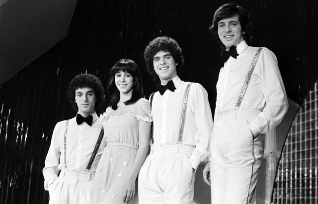 640x410_gali-hatari-deuxieme-partant-gauche-entouree-groupe-milk-and-honey-avril-1979-paris-quelques-jours-apres-victoire-eurovision