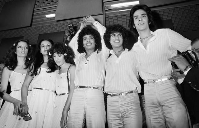 640x410_izhar-cohen-entoure-groupe-alphabeta-apres-victoire-eurovision-1978
