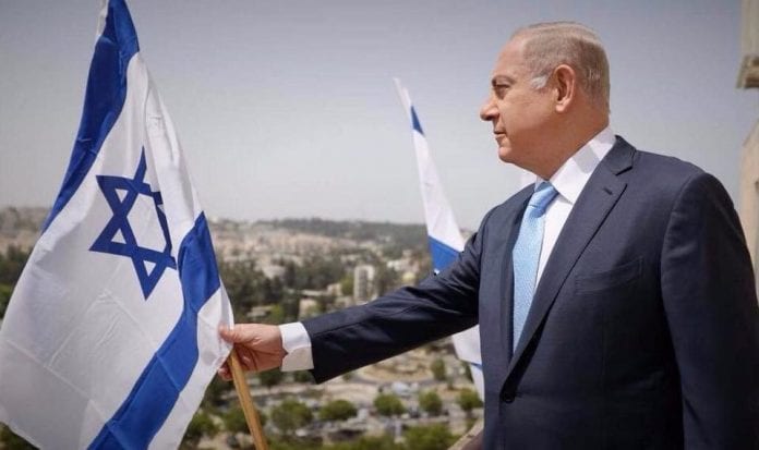 Bibi-tient-un-drapeau-FB-960x570