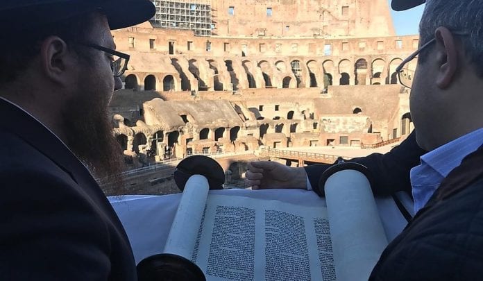 Lecture-Torah-Colisée-980x570-696x405