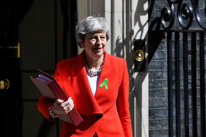 Theresa-May-quitte-residence-officielle-10-Downing-Streetse-rendre-Chambre-communesla-traditionnelle-seance-questions-mercredi-15_0_729_490_682_455