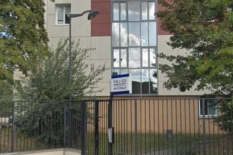 Sortez-on-va-vous-cramer-une-bande-de-jeunes-attaque-un-commissariat-de-l-Eure_462_308