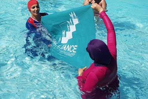 le-groupe-de-sept-femmes-s-est-baigne-en-burkini-ce-dimanche-a-la-piscine-jean-bron-de-grenoble-photo-le-dl-1561301243_479_320