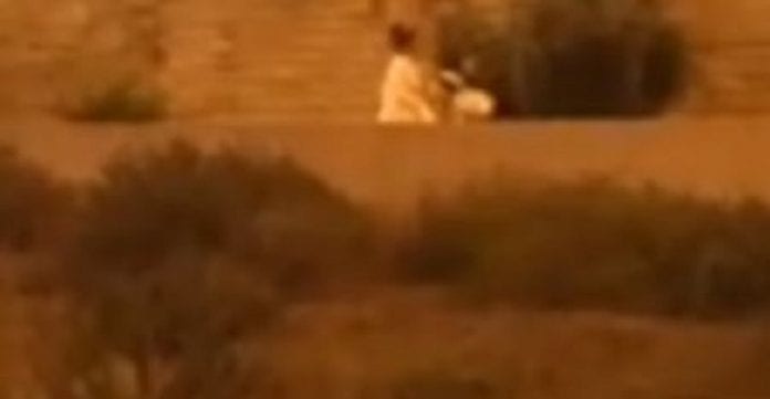 La-mariée-poursuit-son-chemein-à-pieds