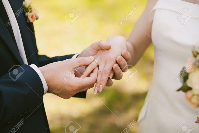 40390373-anneaux-de-mariage-et-mains-de-la-mariée-et-le-marié-jeune-couple-de-mariage-lors-de-la-cérémonie-mariage-