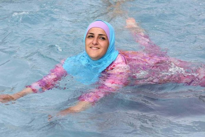 b87e6fdd71466b3c9641184ccfcd1b61-paris-des-militantes-feministes-et-musulmanes-se-baignent-en-burkini-la-piscine-ferme_1059_706