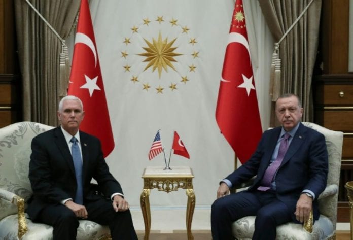 1261304-le-vice-president-americain-mike-pence-avec-le-president-turc-recep-tayyip-erdogan-a-ankara-le-jeudi