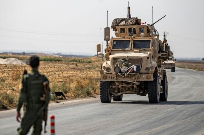 1262246-des-vehicules-militaires-americains-photographies-sur-une-route-de-tal-tamr-apres-leur-retrait-d-une