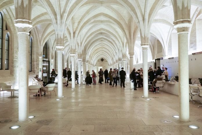 College-696x465