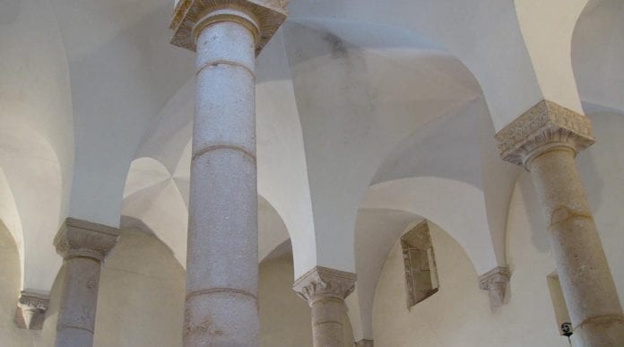 The-four-pillars-of-the-Synagogue-of-Tomar-Portugal-2160x1200