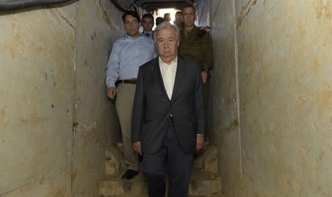 Antonio-Gutteres-dans-un-tunnel-souterrain