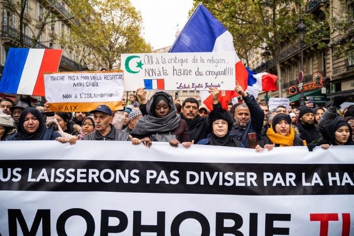 Marche-contre-l-islamophobie-une-fillette-arborant-une-etoile-jaune-provoquant-le-malaise