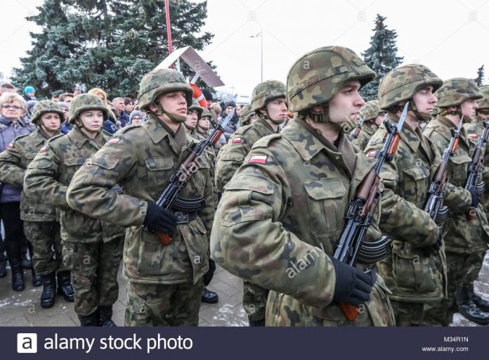 gdynia-pologne-feb-9-2018-volontaires-pour-servir-dans-l-armee-apres-une-periode-d-apprentissage-pour-le-forage-des-ceremonies-militaires-et-la-discipline-militaire-a-officiellement-depose-un-s