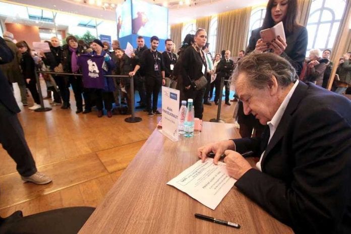 la-dedicace-d-alain-finkielkraut-sur-le-tract-de-nous-toutes_935_623