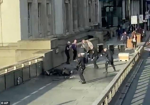 21628426-7741103-The_Metropolitan_Police_has_increased_the_number_of_armed_patrol-a-4_1575102293357