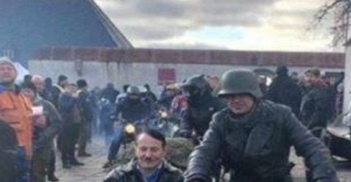 Le-sosie-de-Hitler-fait-rire-les-badauds (1)