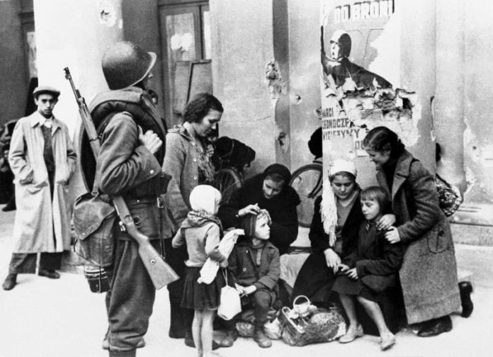 Warsaw-1939-refugees-and-soldier