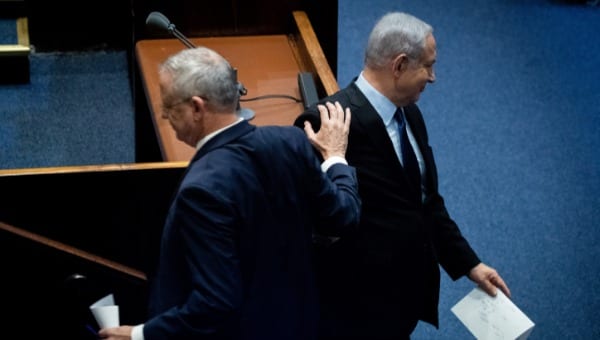 Gantz-tape-sur-lépaule-de-Bibi-YS