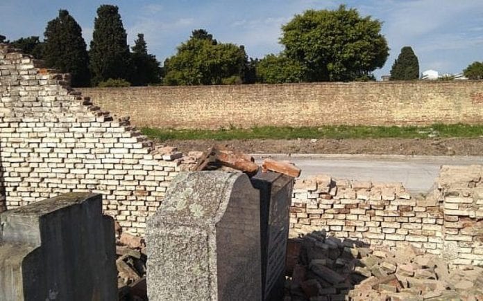 aJewish-Cemetery-Vandalism-e1569831246678-640x400-1024x640