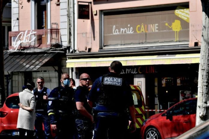 1305030-la-police-sur-les-lieux-d-une-attaque-au-couteau-dans-le-centre-de-romans-sur-isere-le-4-avril-2020