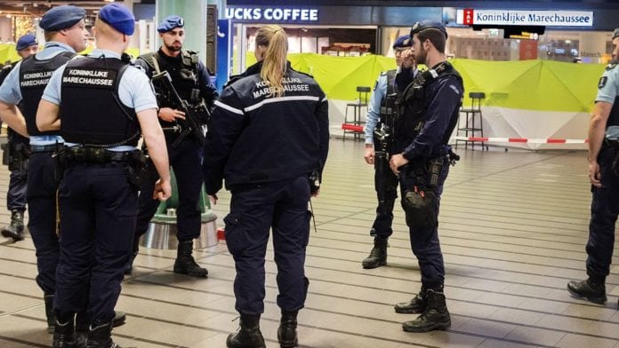 des-policiers-a-l-aeroport-d-amsterdam-schipol-le-15-decembre-2017_5992882