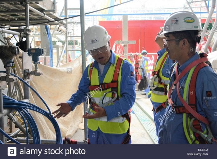 190410-al-ahmadi-gouvernorat-10-avril-2019-xinhua-wang-zhiwei-l-le-chef-de-projet-de-china-petrochemical-corporation-sinopec-cinquieme-construction-company-inspecte-le-chantier-de-la-nouvelle-r