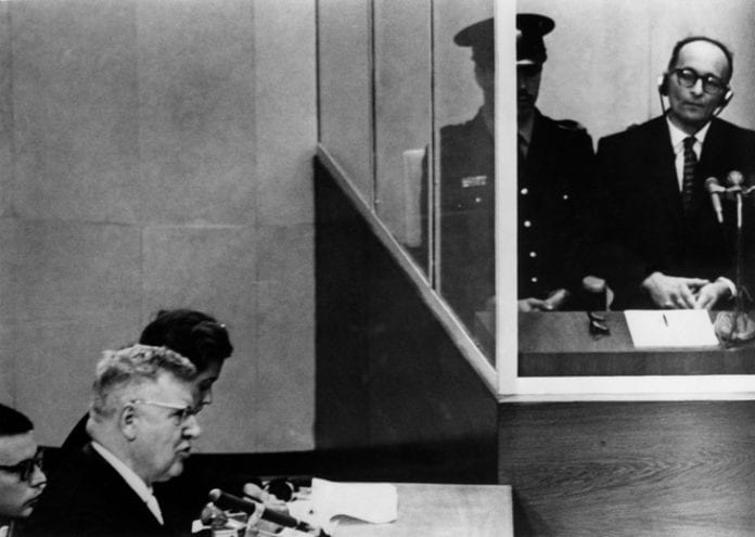 L-ancien-criminel-guerre-Adolf-Eichmann-tient-verre-epreuve-ballesde-seance-ouverture-proces-11-avril-1961-Jerusalem_4_729_518