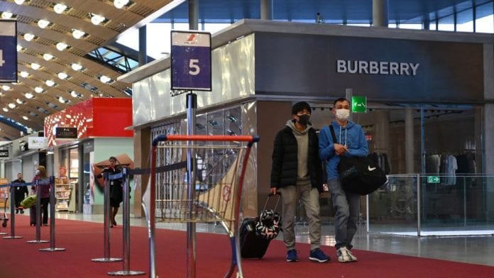 des-voyageurs-a-l-aeroport-de-roissy-charles-de-gaulle-le-15-mars-2020_6261122
