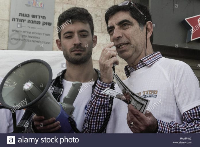 jerusalem-israel-4-janvier-2019-pere-defunt-simha-goldin-adresses-de-supports-comme-il-se-tient-devant-une-affiche-de-son-fils-le-lieutenant-idf-hadar-goldin-mia-presumes-tues-au-cours-de-l-idf
