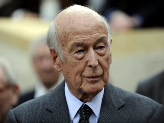 valéry-giscard-d-estaing-une-journaliste-l-accuse-d-agression-sexuelle-800x600