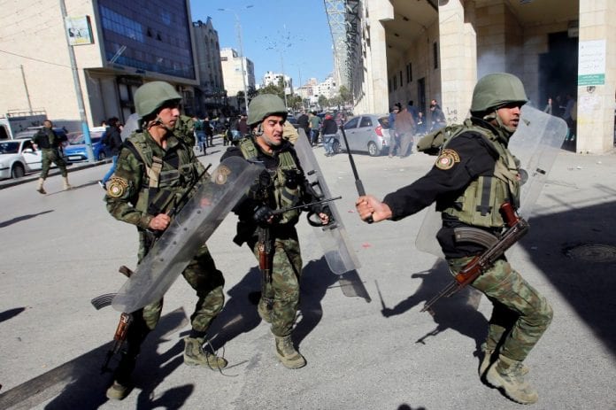 1600853-forces-securite-palestiniennes-tentent-disperser