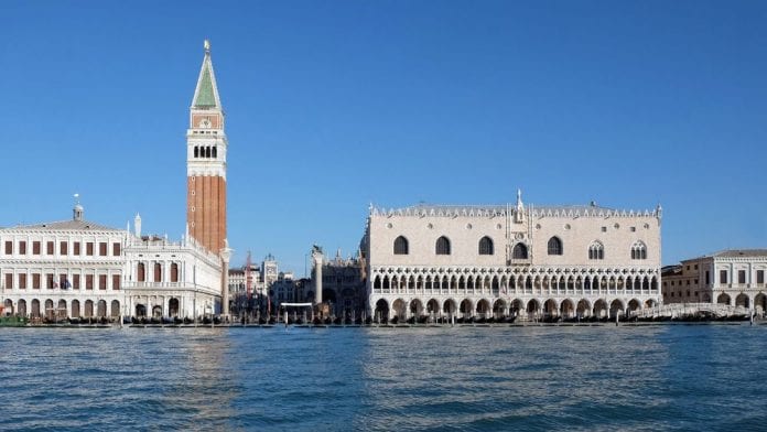 le-bassin-de-saint-marc-a-venise-deserte-par-les-bateaux-le-8-mars-2020_6252486