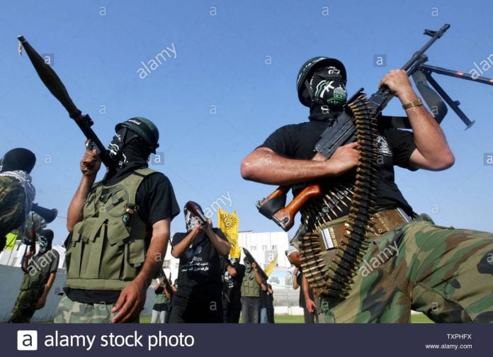les-militants-palestiniens-des-brigades-des-martyrs-d-al-aqsa-une-milice-liee-a-yasser-arafat-un-fatah-participer-a-un-defile-a-l-occasion-du-4e-anniversaire-de-l-intifada-ou-d-une-revolution-d