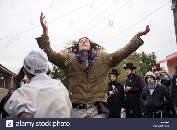 les-partisans-de-l-hassidisme-bratslav-mouvement-juif-faire-un-pelerinage-annuel-a-ouman-en-ukraine-pour-visiter-la-tombe-de-rabbi-nahman-e87ht8