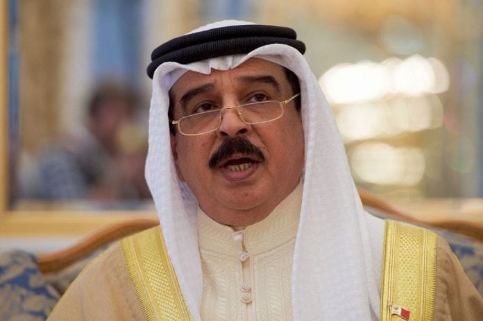1200px-King_Hamad_bin_Isa_Al_Khalifa_of_Bahrain_Addresses_Reporters_at_the_Outset_of_a_Welcoming_Reception_for_Secretary_Kerry_in_Manama_26224844641