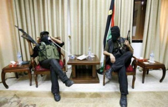 830x532_combattants-hamas-bureau-president-palestinien-mahmoud-abbas-gaza-15-juin-2007