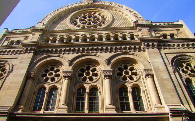Façade-principale-de-la-synagogue-Crédit-Luiza-FediucCreative-Commons-640x400
